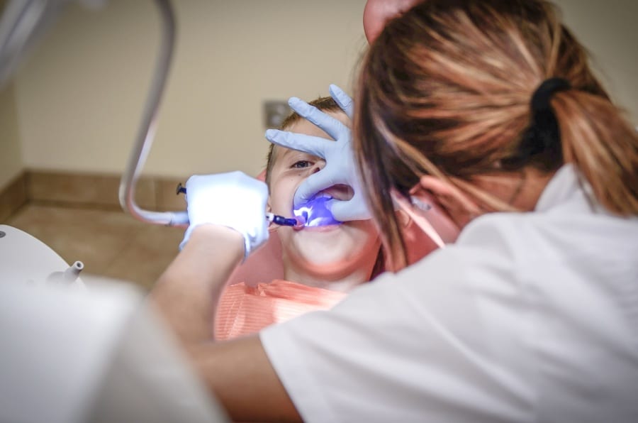 Fin des obturations, des chercheurs créent un gel qui régénère l’émail dentaire