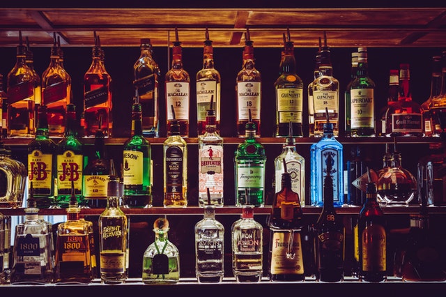 bouteilles d'alcool dans un bar