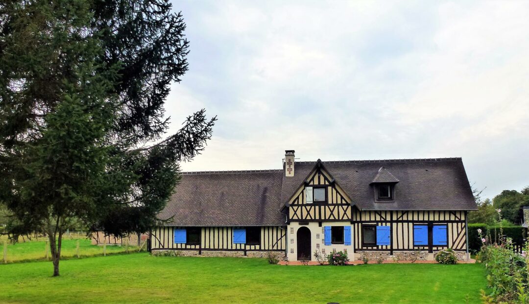 Faut il faire appel à un constructeur pour une maison traditionnelle Normande